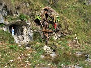 25 Crocifisso e Madonnina al Fosso dei cavalli con sorgente d'acqua